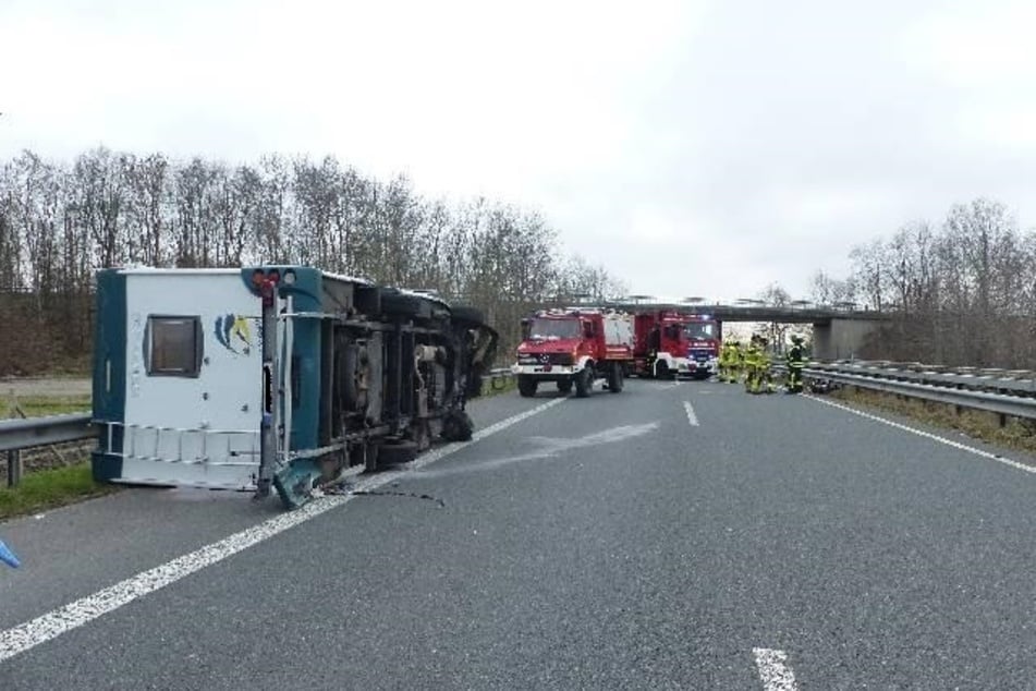 Ein Wohnmobil hat sich am Samstag auf der A27 überschlagen.
