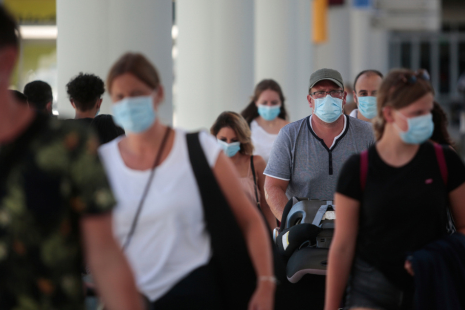 Touristen kommen auf Palma de Mallorca an.