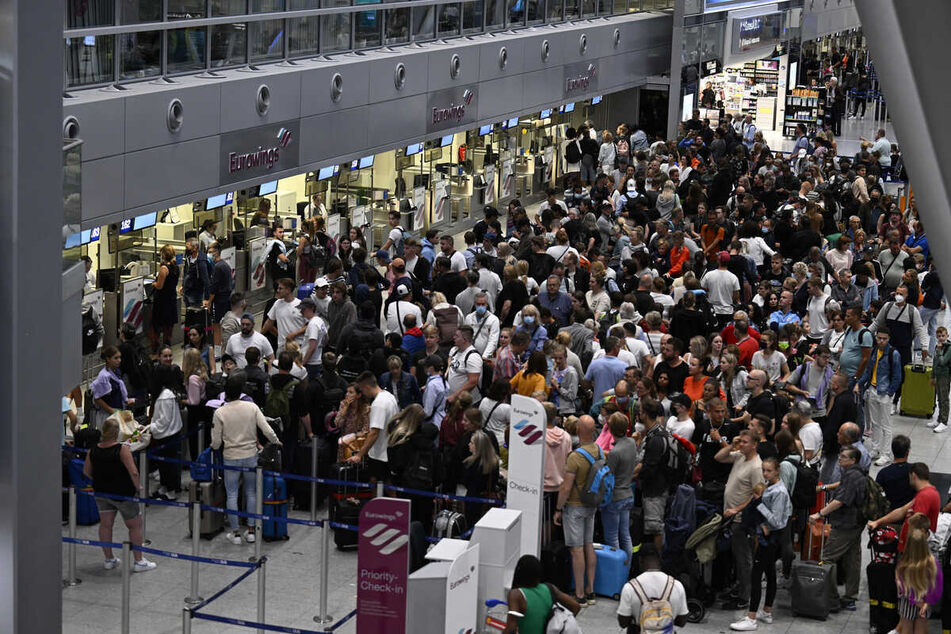 Wegen der Streiks bei Lufthansa bilden sich vor den Check-In-Schaltern von Eurowings lange Schlangen.