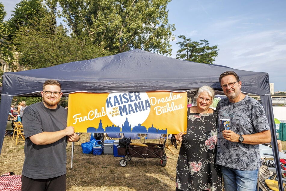 Hannes (24) mit Mama Conny (52) und Papa Matthias (56) im Vereinsheim des Kaiser-Fanclubs Bühlau. Hier zogen am Freitagabend noch 20 weitere Fans ein!