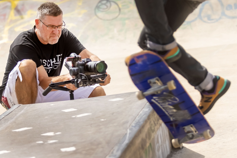 Harald Deckow filmt einen Skater bei einem Trick.