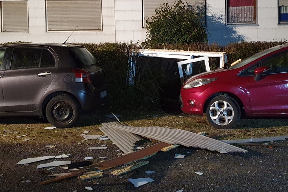 An den parkenden Autos vor dem Gebäude entstanden lediglich leichte Kratzschäden.
