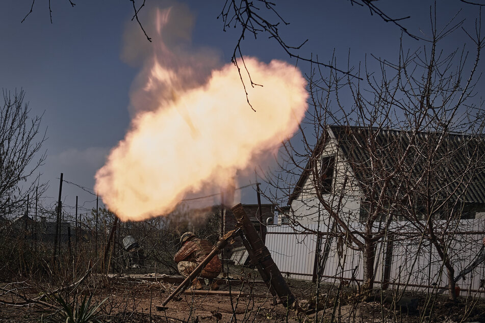 Ukrainische Soldaten feuern vor wenigen Tagen einen Mörser auf russische Stellungen an der Frontlinie bei Bachmut ab.