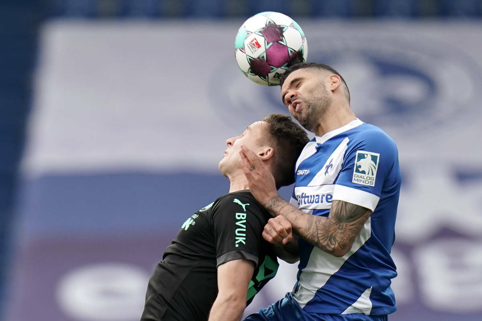 Die Lilien mit leider nur 60 Minuten andauernder guter Defensivleistung: Hier steigt Darmstadts Victor Pálsson (r.) höher als der Fürther Paul Seguin.
