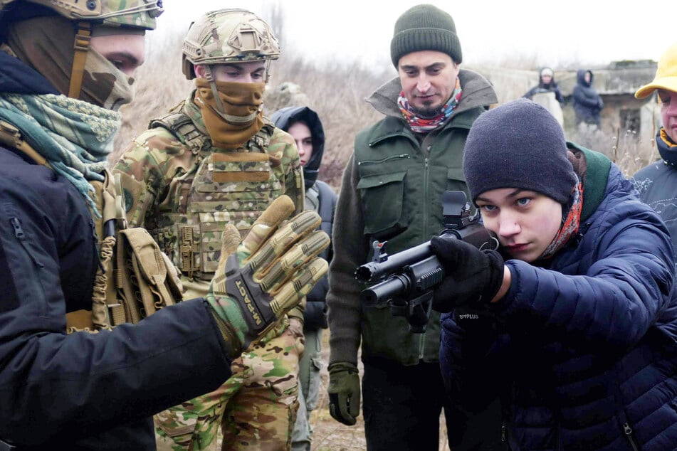 Militär ist hoffnungslos unterlegen: Ukraine holt die Bevölkerung an die Waffen!