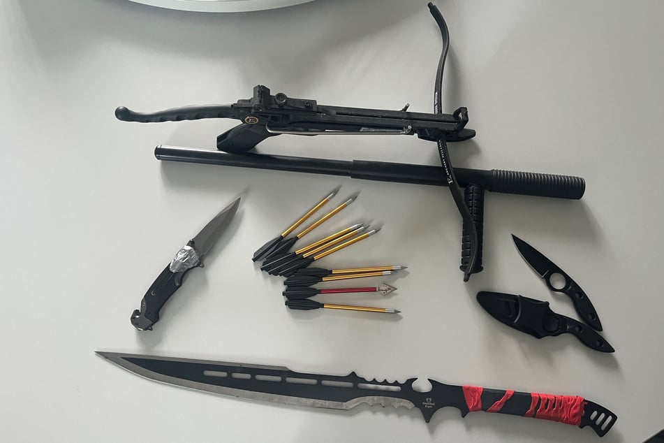 Die Polizisten stellten unter anderem Schlagstöcke, eine Machete und eine Pistolen-Armbrust sicher.