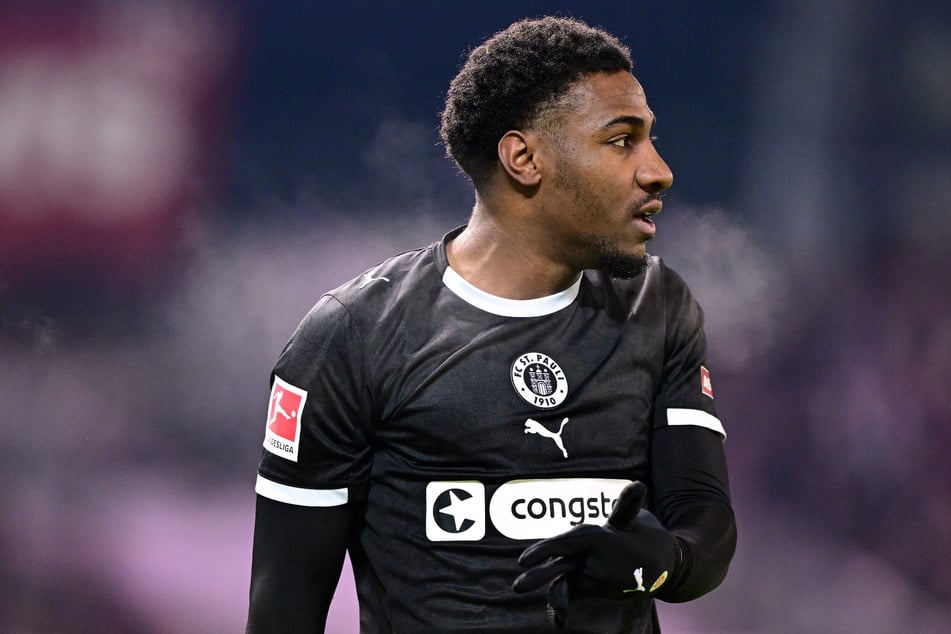 Oladapo Afolayan (28) hat über seine Zukunft beim FC St. Pauli gesprochen.