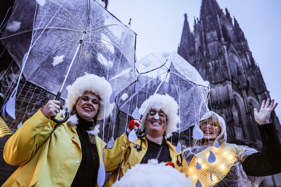 Zum Karnevalsauftakt in der Domstadt verließen zahlreiche Kölner das Haus nur mit Regenschirm.