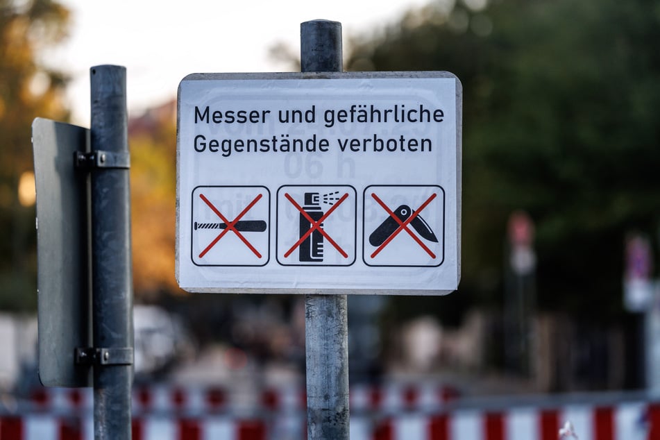 Verboten sind unter anderem Baseballschläger, Reizgas, aber auch Messer in jeglicher Form. (Symbolbild)