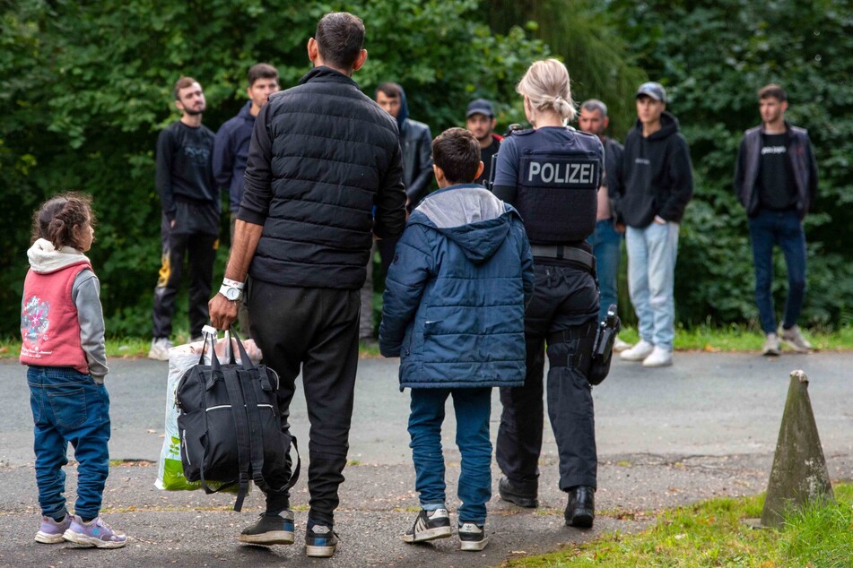 Am vergangenen Freitag und am gestrigen Samstag rückte die Polizei im Raum Zittau mehrfach aus und konnte insgesamt 78 Migranten aufgreifen, die nach Deutschland geschleust wurden.
