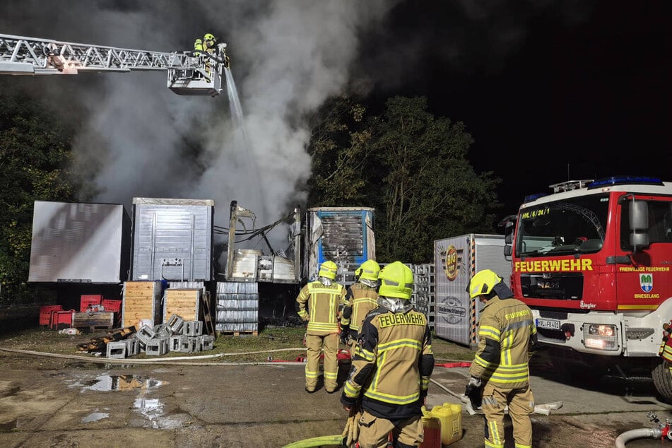Die Feuerwehr konnte das Ausbrennen der Buden nicht verhindern.