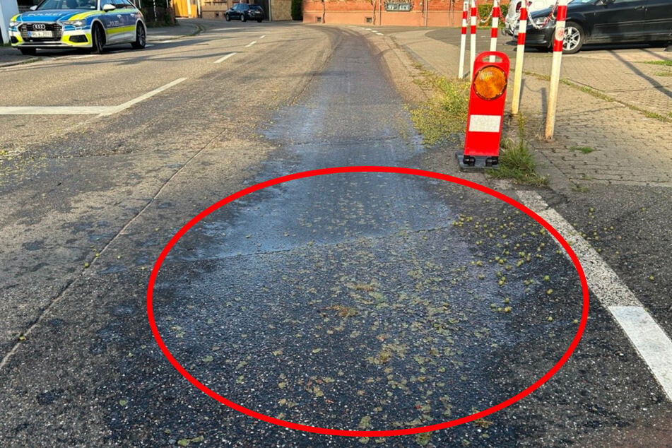 Der zuckrige Traubenmatsch hatte für eine spiegelglatte Straße gesorgt, sodass die Polizei den Straßenabschnitt sperren musste.