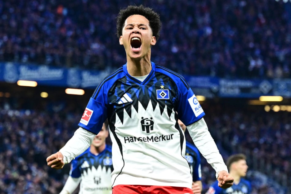 HSV-Youngster Alexander Rössing-Lelesiit (18) ließ sich nach seinem Super-Solo gegen den VfB Stuttgart zu Recht von den Fans im Volkspark feiern.