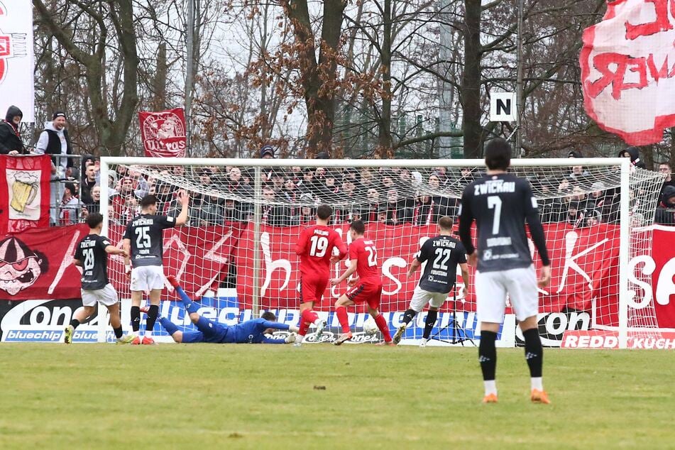 In der 36. Minute flatterte der Ball zum ersten Mal ins FSV-Tor.