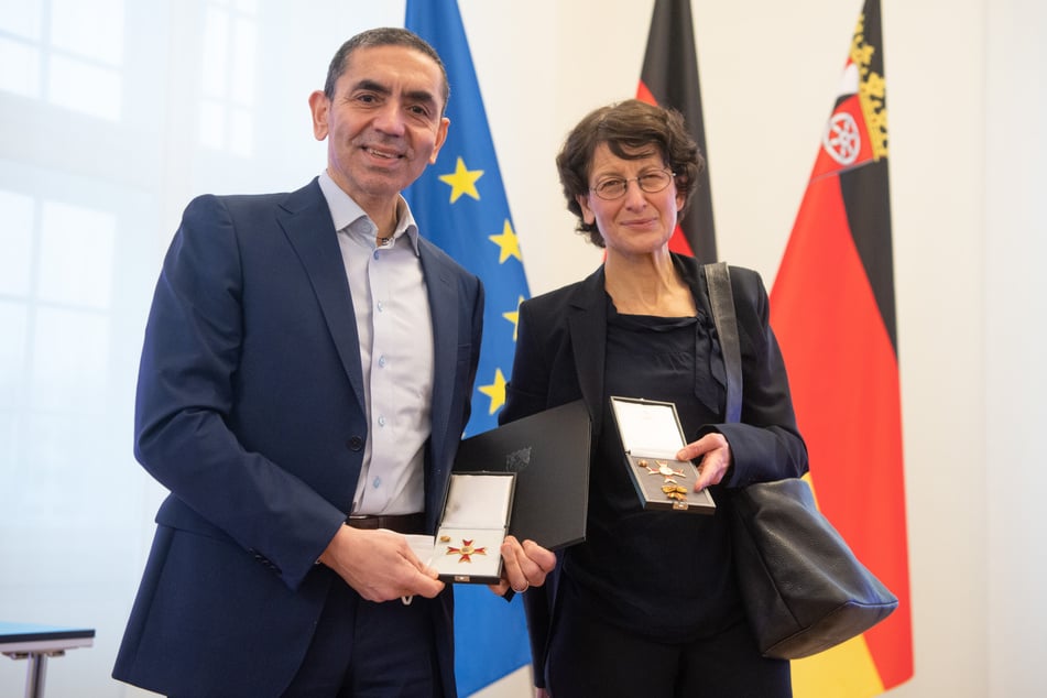 Den Biontech Gründern Ugur Sahin (60, l.) und Özlem Türeci (59) wurde unter anderem der Verdienstorden des Landes Rheinland-Pfalz verliehen.