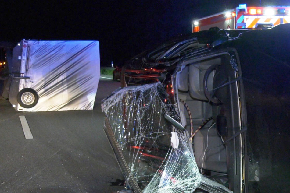 Unfall A5: 400 Kilo Tierfutter verteilen sich auf Autobahn: Zwei Verletzte bei Unfall