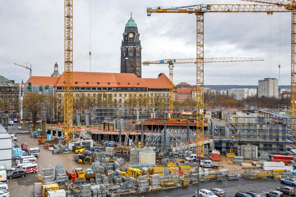 Rohbau am Ferdinandplatz steht: Blaue Rohre gehören der Vergangenheit an