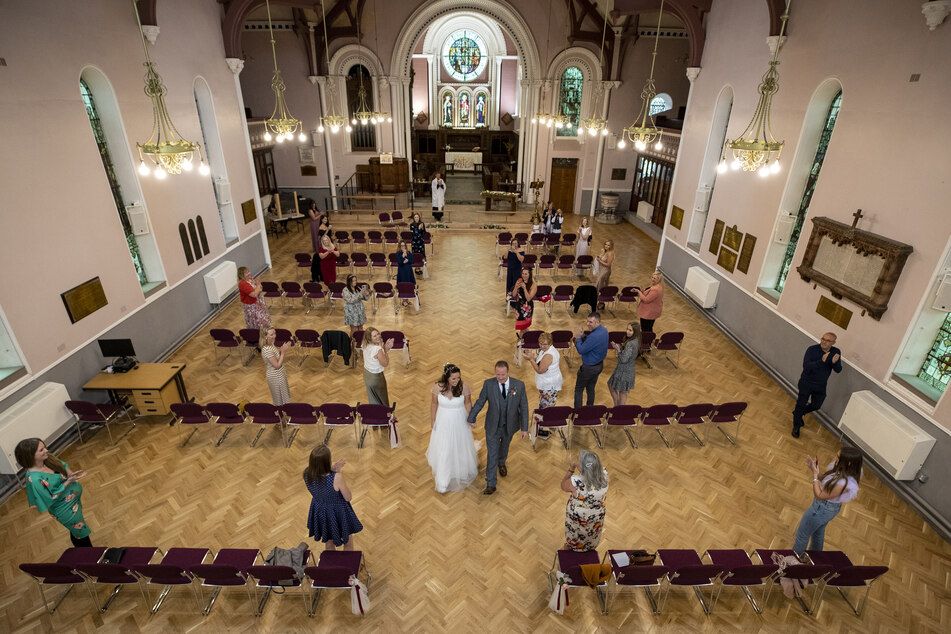 Die Verlängerung der geltenden Corona-Maßnahmen in England stellt viele heiratswillige Paare vor Herausforderungen.