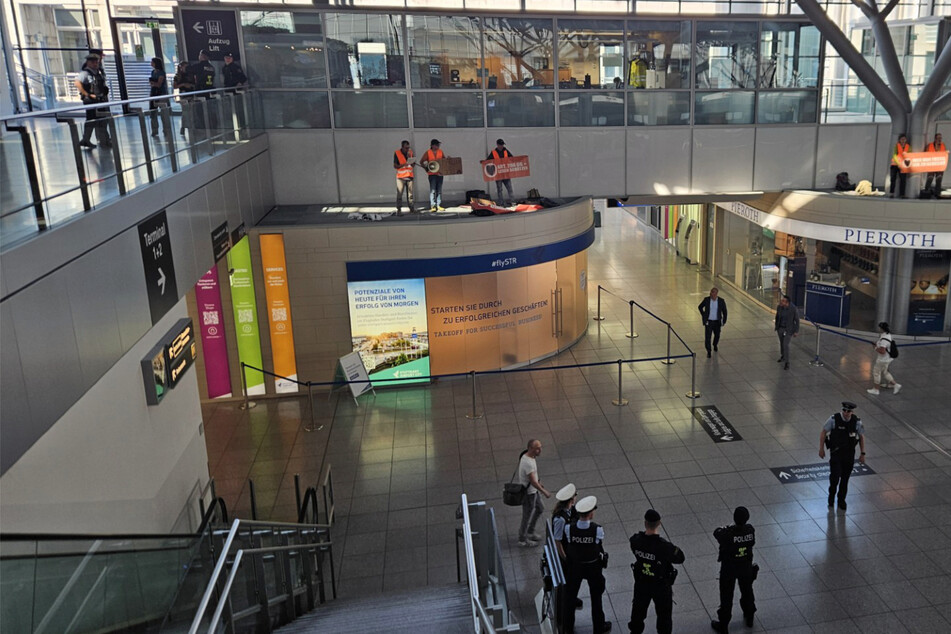 Mehrere Polizeibeamte überwachten die Demonstration am Flughafen.