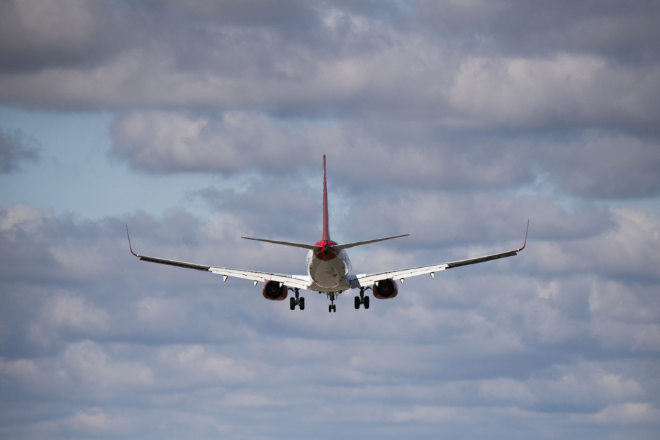 Ein Ferienflieger der Corendon Airlines Europe, gestartet auf der griechischen Insel Kos, landet am Flughafen Hannover.