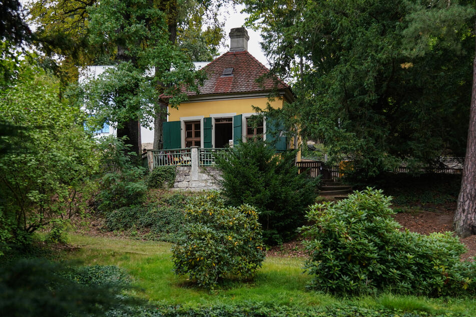 Das kleine Schillerhäuschen liegt herrlich im Grünen.