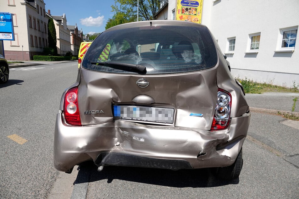 Dieser Nissan musste heftig bremsen, weil ein Hund auf die Straße lief. Ein dahinter fahrender Opel knallte auf den Nissan.