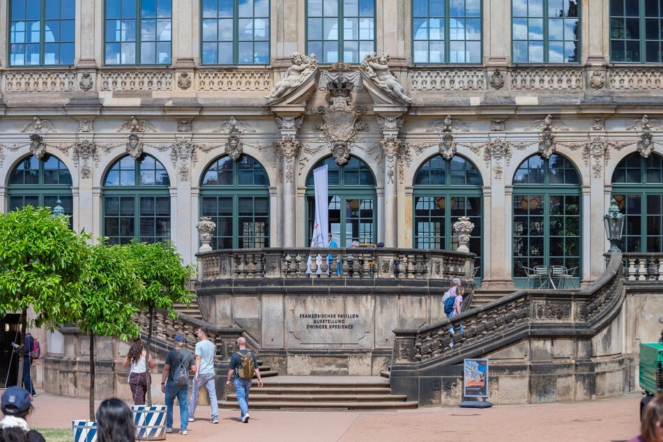 Schöner als auf dieser Terrasse, mitten im Barockensemble des Zwingers, kann ein Gast kaum sitzen.