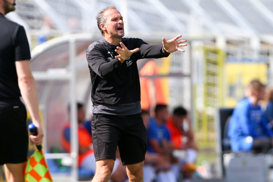 Lok-Trainer Almedin Civa konnte in der ersten Halbzeit noch nicht so zufrieden mit seiner Mannschaft sein. Torlos ging es zur Pause in die Kabine.