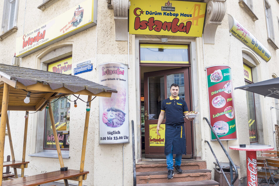 Cahit Razi (41) bringt im "Istanbul Dürüm Kebab Haus" in der Schandauer Straße einen Teller zu den Kunden, die lieber draußen essen.