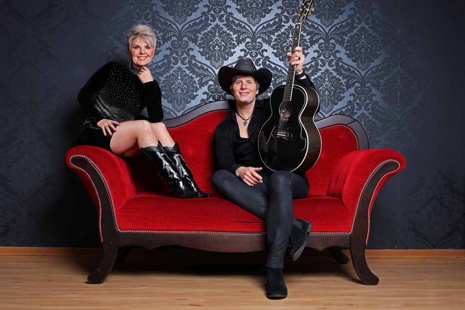 Linda Feller (57) und Joshville (40) haben zusammen Lindas 40. Album zu ihrem 40-jährigen Bühnenjubiläum produziert.
