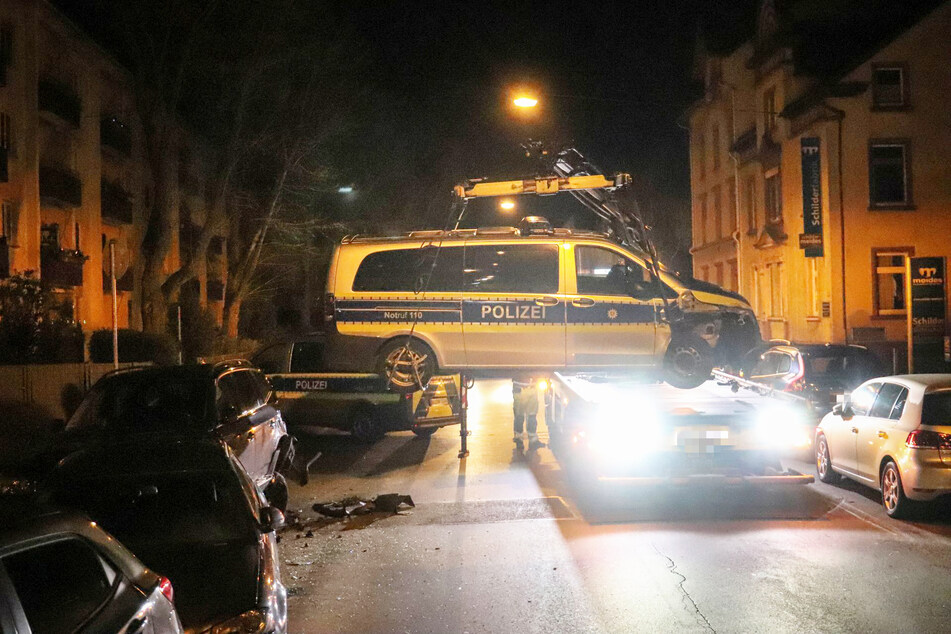 Der Polizei-Transporter musste infolge des Unfalls im Frankfurter Stadtteil Fechenheim abgeschleppt werden.