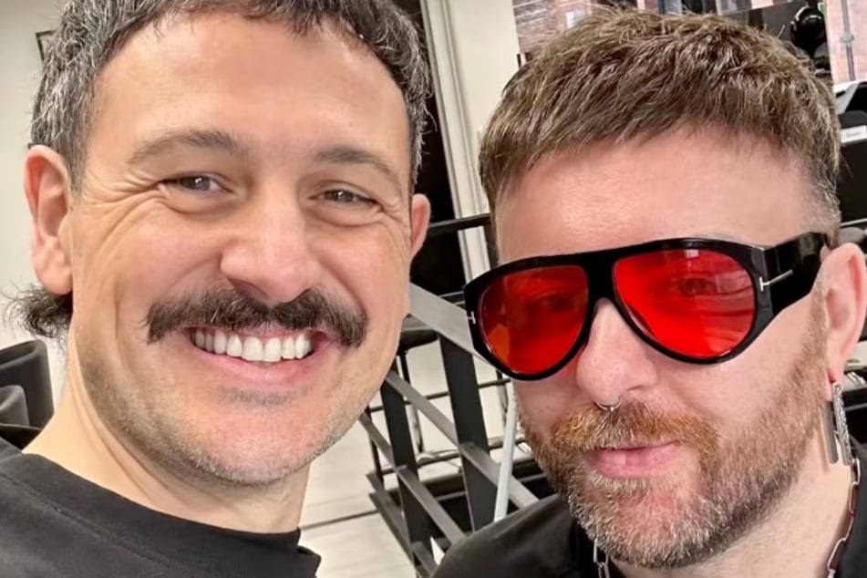 Rob Wood (l.) und Casey (38) zeigen sich nach diesem Makeover zufrieden auf einem Selfie.