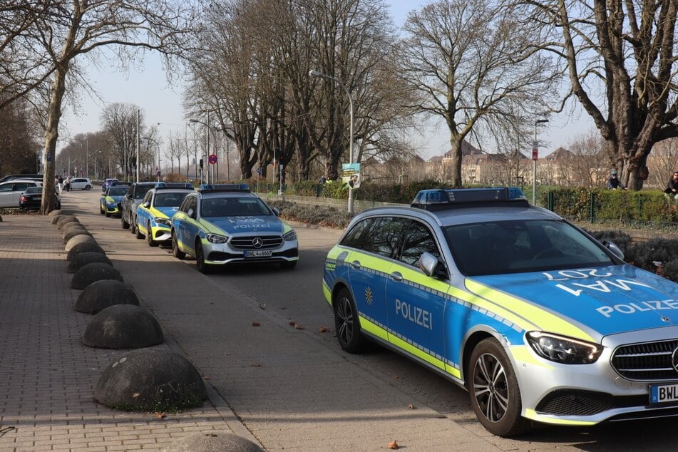 Am Boden unterstützte die Polizei den Einsatz mit zahlreichen Streifenwagen.