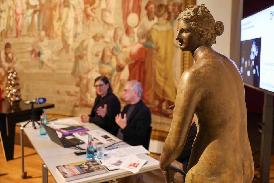 Die Bronzekopie der Venus Medici aus den Uffizien in Florenz während der Jahrespressekonferenz im Grassi Museum neben Direktor Olaf Thormann (63) und Kulturbürgermeisterin Skadi Jennicke (Die Linke).