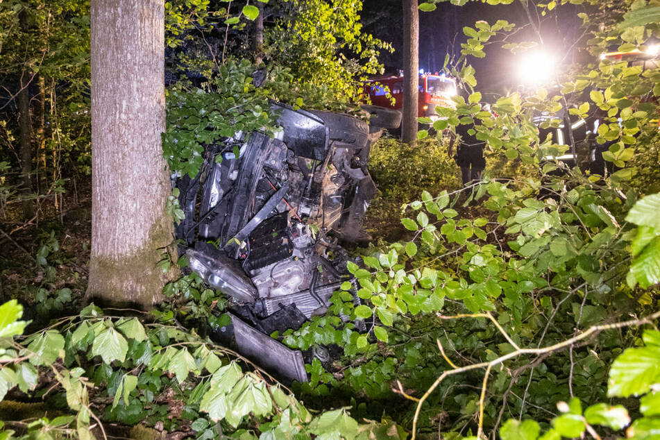 Schwer zu finden war der verunfallte Wagen und sein schwer verletzter Fahrer. Das Wrack lag etwa 15 bis 20 Meter tief im Wald.