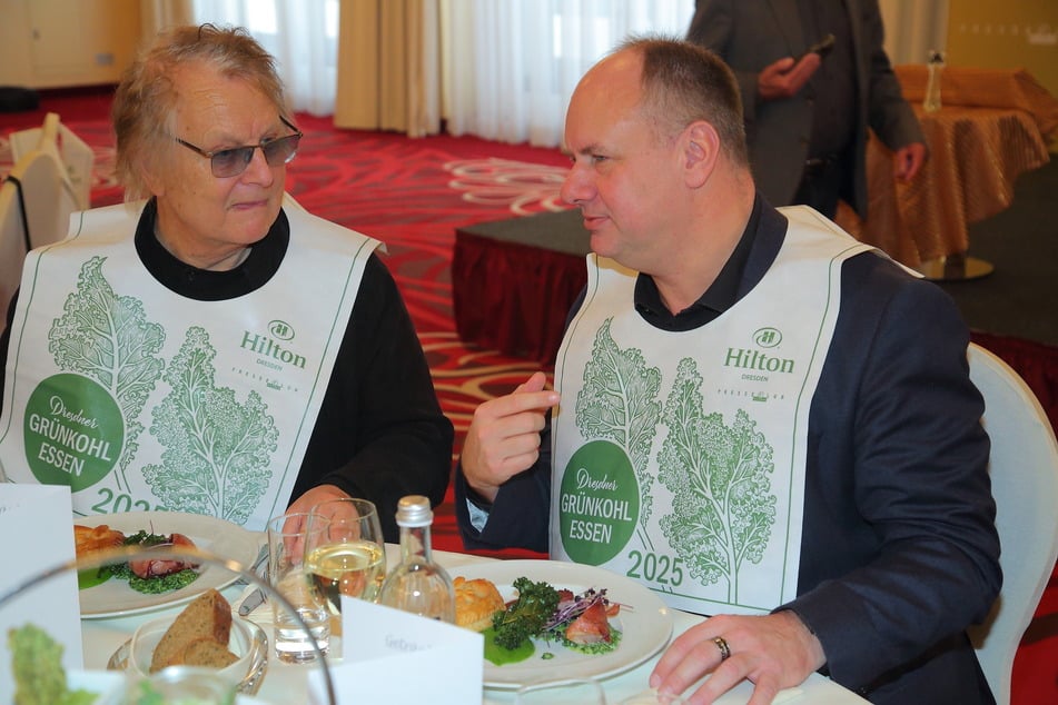 Beim 29. Grünkohlessen im Hotel Hilton plaudert OB Dirk Hilbert (53, r.) mit Kabarett- und Grünkohlkönig Wolfgang Schaller (84).