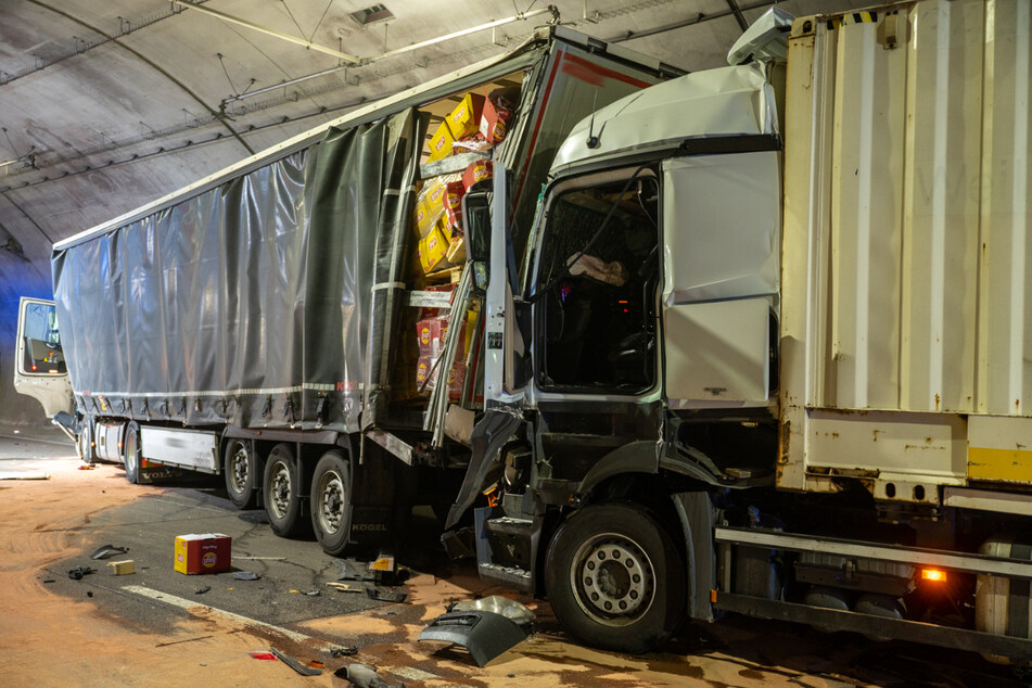 Unfall A4: Unachtsamer Trucker kracht in Lkw und legt kompletten Jagdbergtunnel lahm