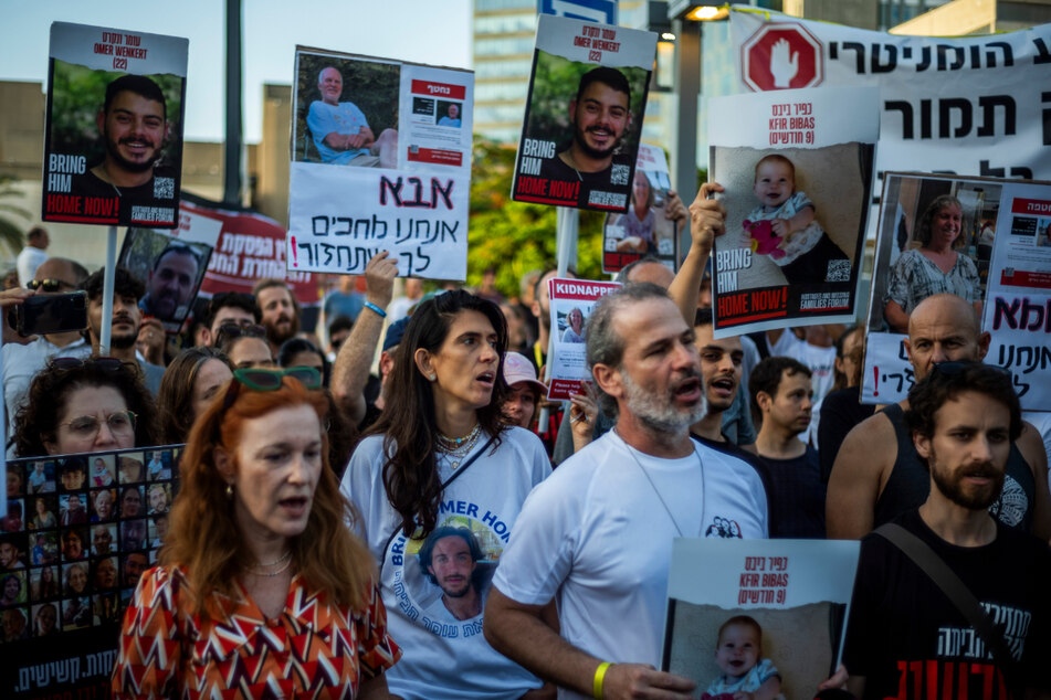 Angehörige der von der islamistischen Palästinenserorganisation Hamas als Geiseln genommenen Israelis nehmen an einem Protest vor dem Sitz des Verteidigungsministeriums in Tel Aviv teil.