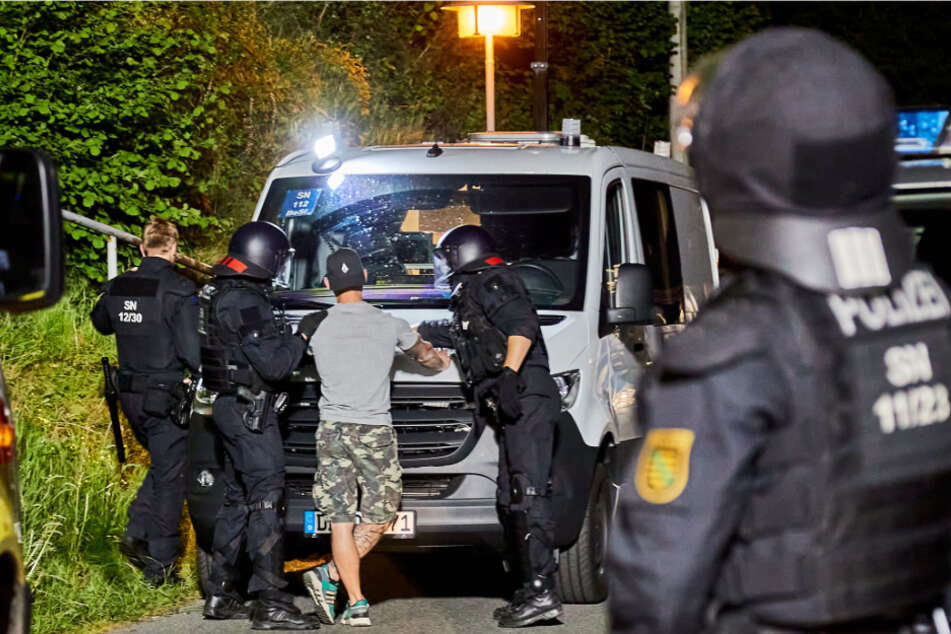 Polizisten mit einer vorläufig festgenommenen Person in Königstein am 21. Mai 2020.