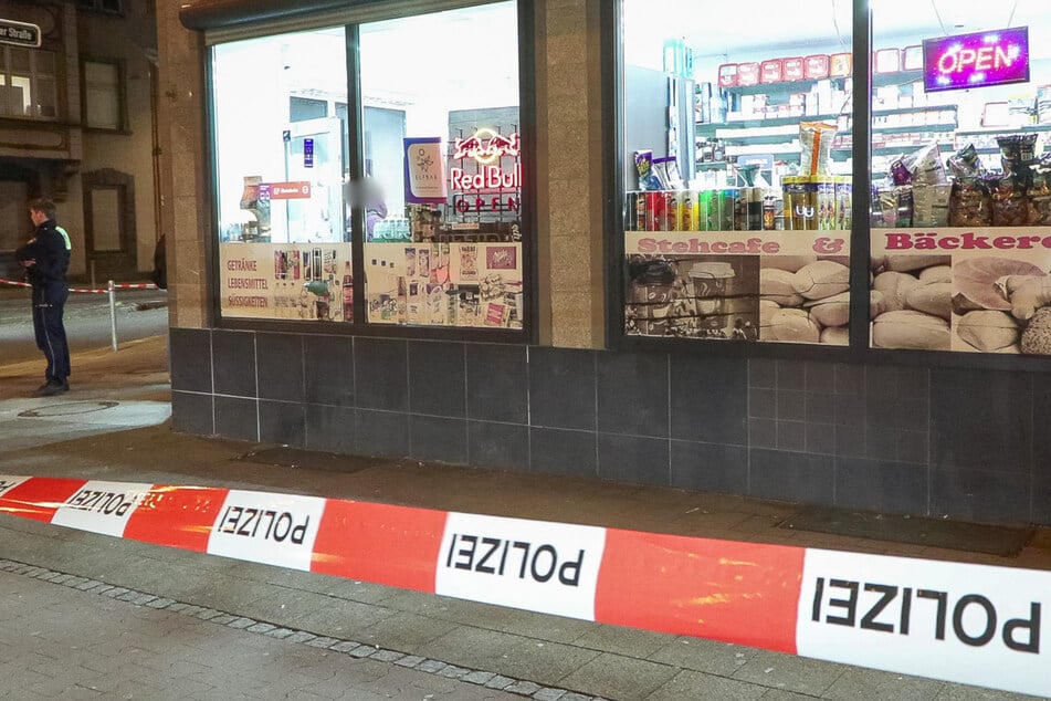 Die Polizei hat das Kiosk an der Stoffeler Straße in Düsseldorf-Oberbilk nach den Schüssen abgesperrt.