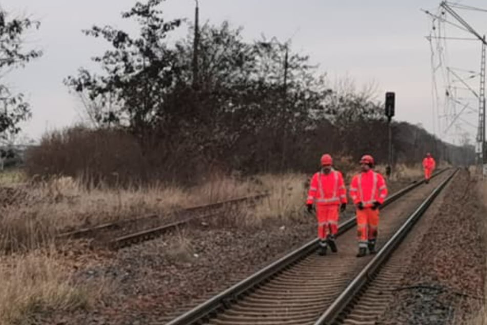 Bahnstörung in Sachsen: Laster reißt Oberleitung runter