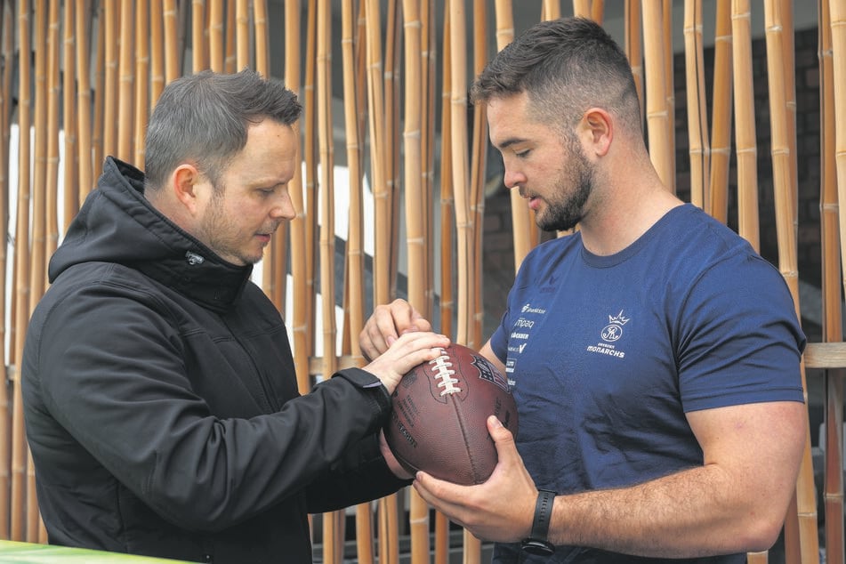 Brock Domann (25, r.) sieht sich auch als Lehrer. Hier zeigt er TAG24-Redakteur Jens Maßlich (39, l.), wie man den Ball richtig hält.