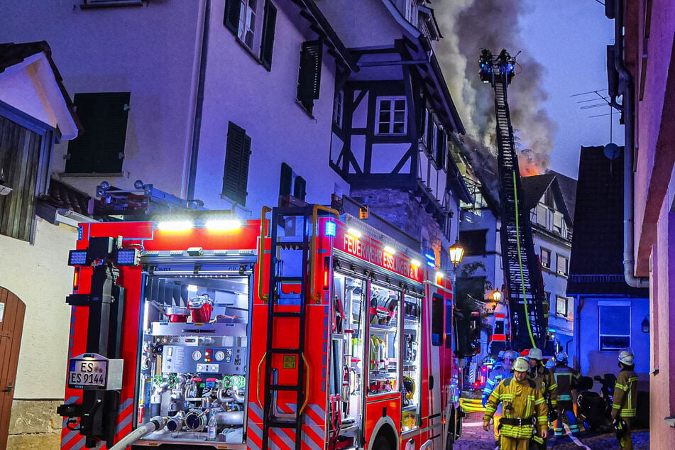 Stuttgart: Dachstuhl in Esslingen steht in Flammen: Vier Verletzte!