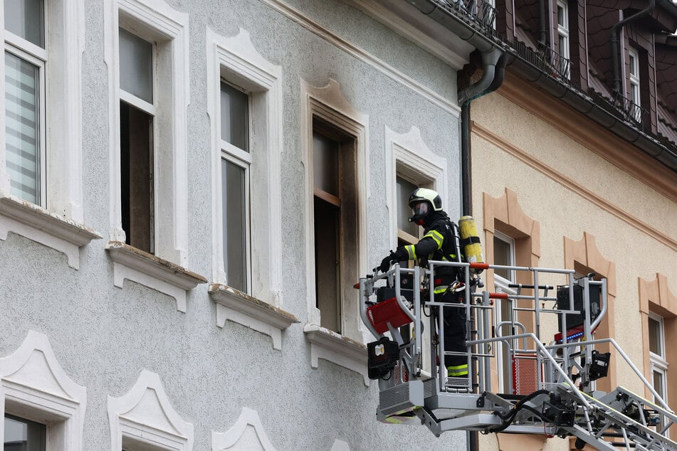 Der Brand beschädigte auch die Fassade des Wohnhauses.