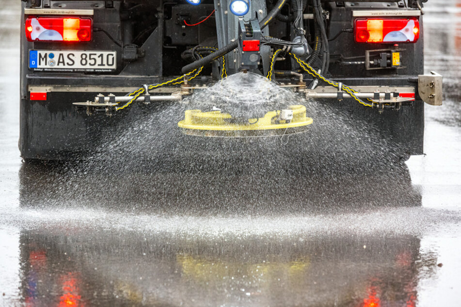 Salzwasser wird von einem Winterdienstfahrzeug auf eine Straße gesprüht. Die Straßenmeisterei in Dingolfing benutzt für den Winterdienst salziges Gurkenwasser bei Eisglätte.