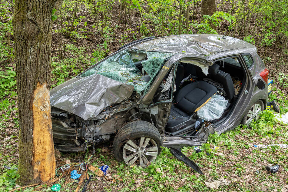 Ein Hyundai ist bei einem Unfall massiv beschädigt worden.