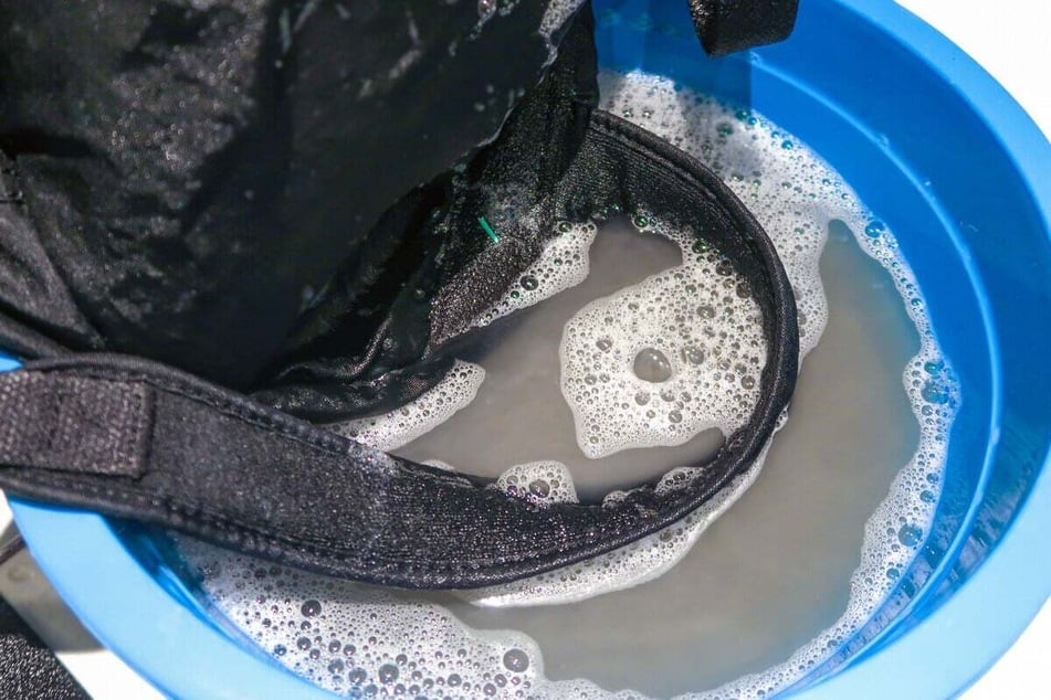 Ein Schulranzen oder Rucksack lässt sich ganz unkompliziert mit Schwamm und Seifenwasser waschen.