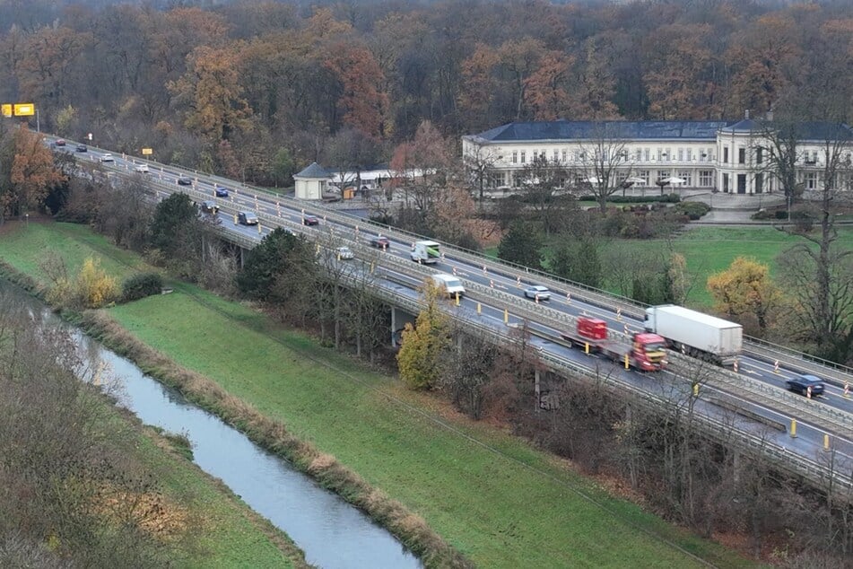 Gerade während des Berufsverkehrs kann es sich auf der Agra-Brücke auch einmal stauen.