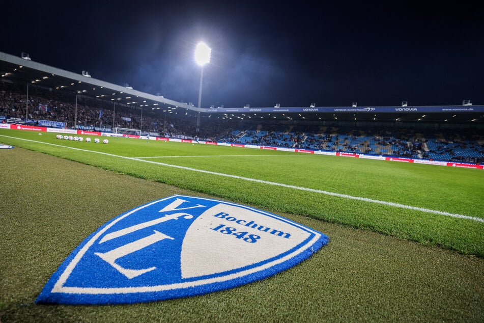 Es wurde dunkel: Einer der vier großen Flutlichtmasten im Ruhrstadion fiel aus.