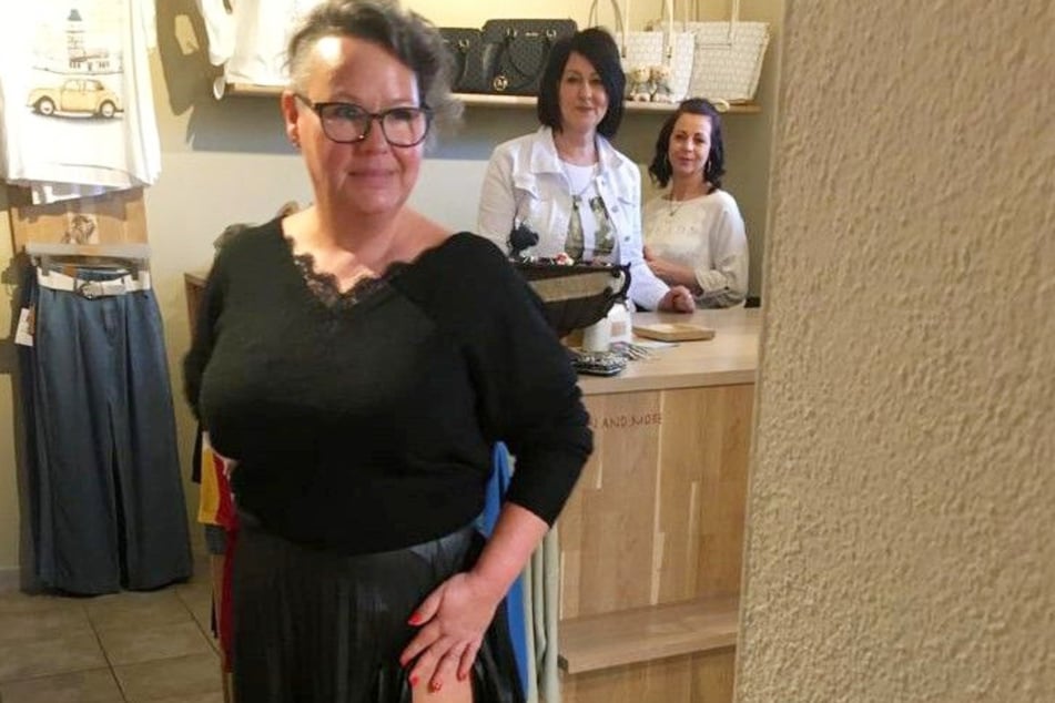 Kauffrau Susann (50) sucht nach einem passenden Kleid mit Schlitz.